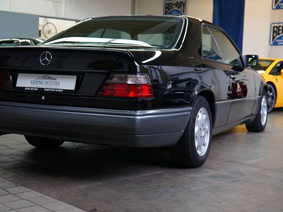 Bild 13/35 von Mercedes-Benz E 320 (1993)
