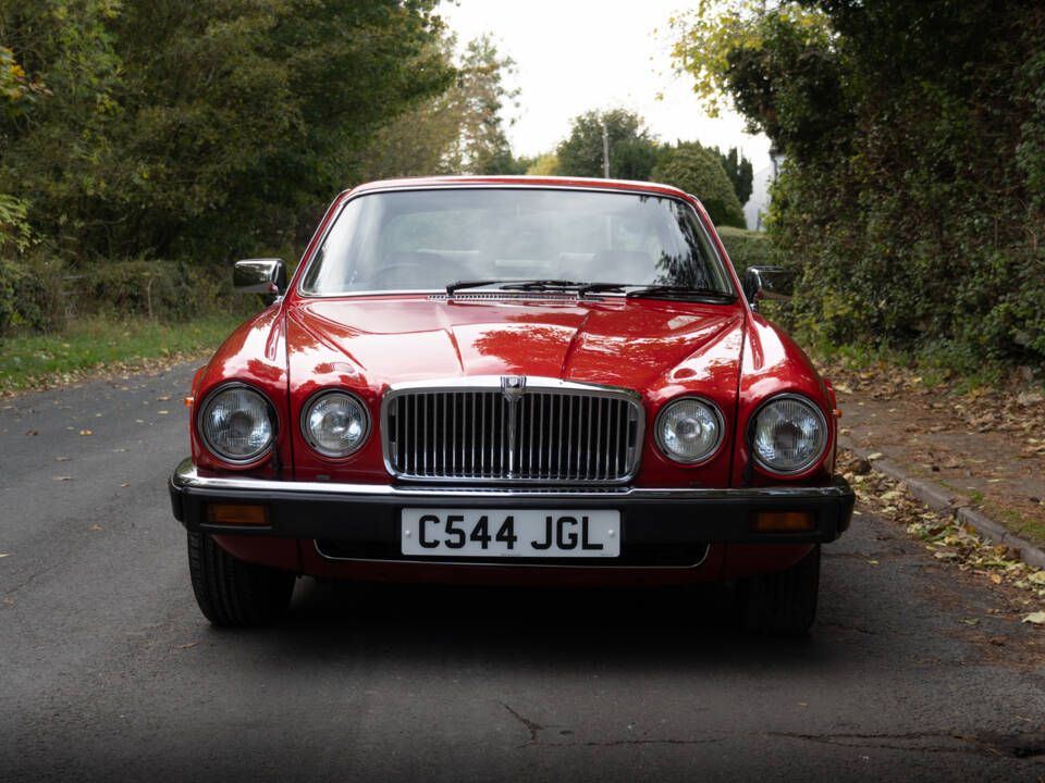 Image 2/20 of Jaguar Sovereign 2.9 (1986)