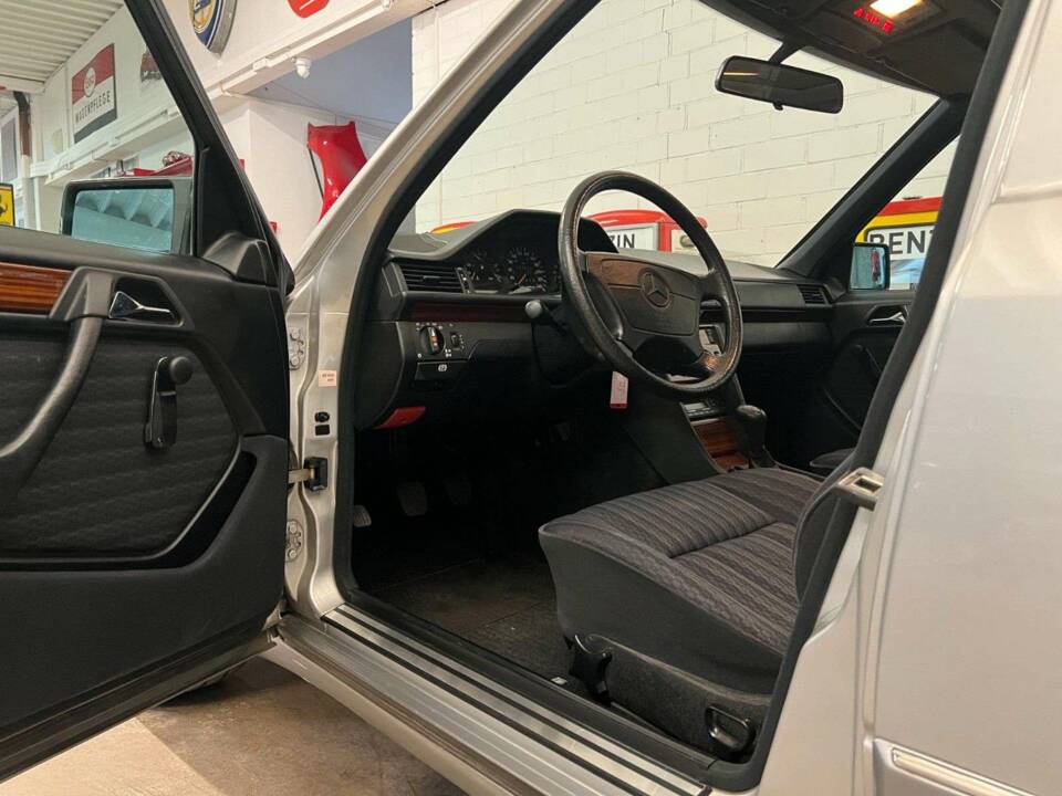 Image 7/18 de Mercedes-Benz E 200 (1993)