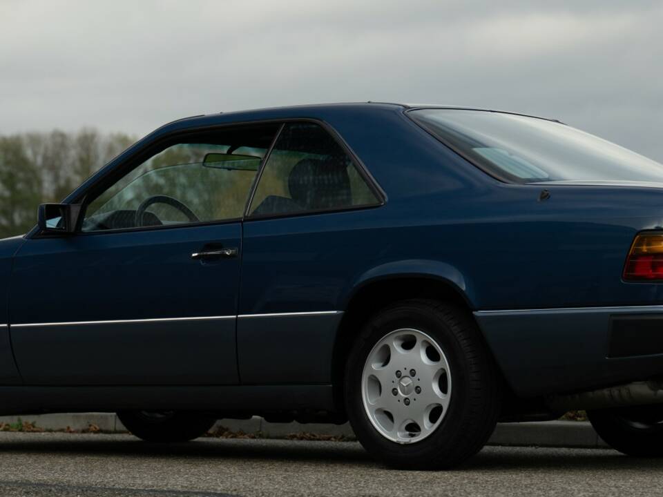 Bild 78/79 von Mercedes-Benz 200 CE (1993)