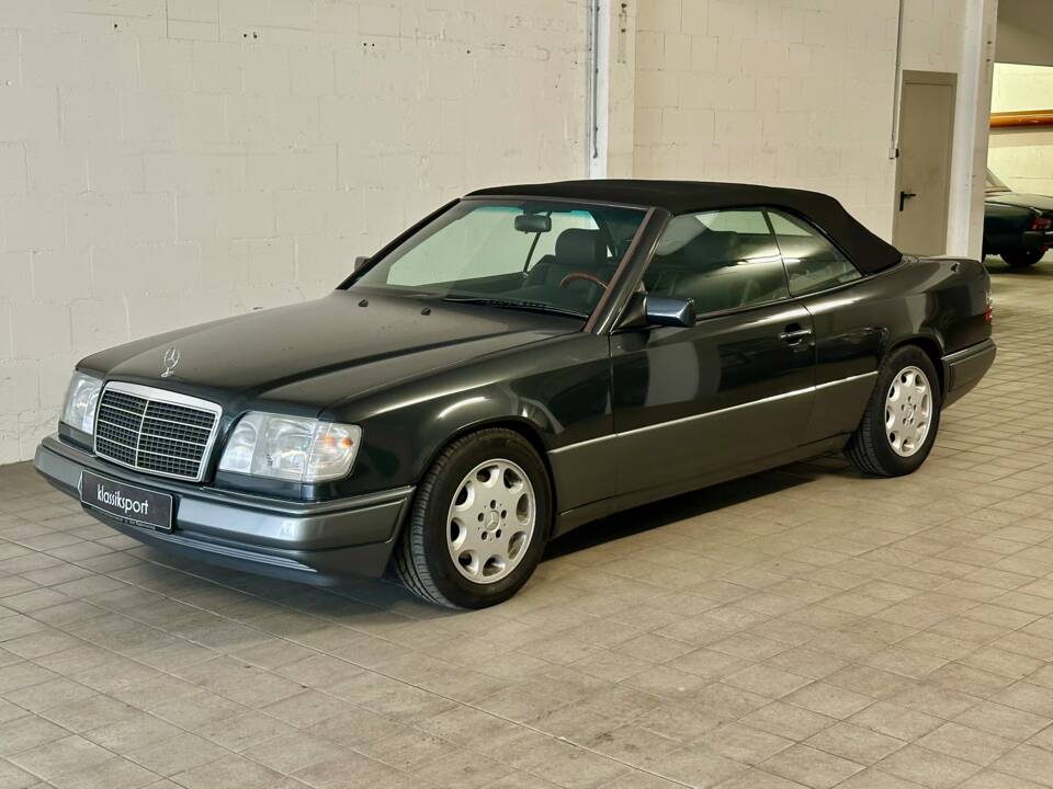 Imagen 1/14 de Mercedes-Benz E 220 (1993)