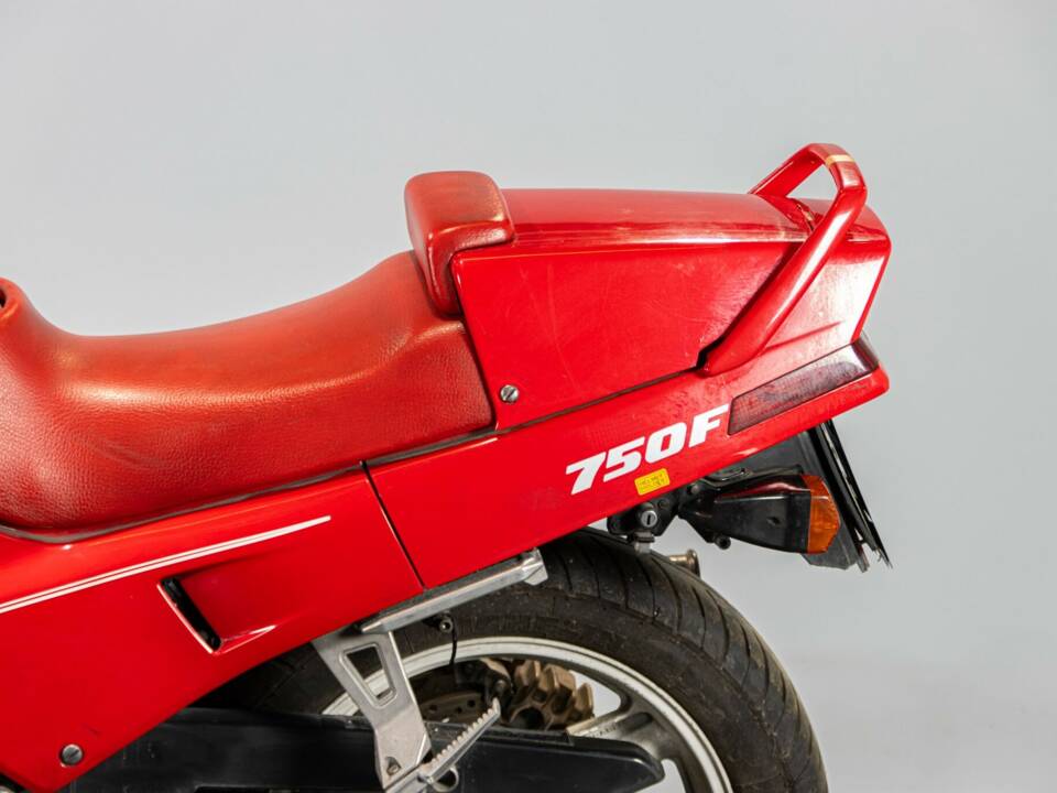 Bild 22/50 von Honda VFR 750R RC 30 (1988)