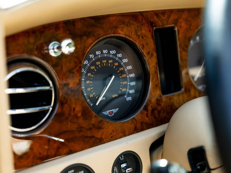 Image 16/46 of Bentley Azure (1997)