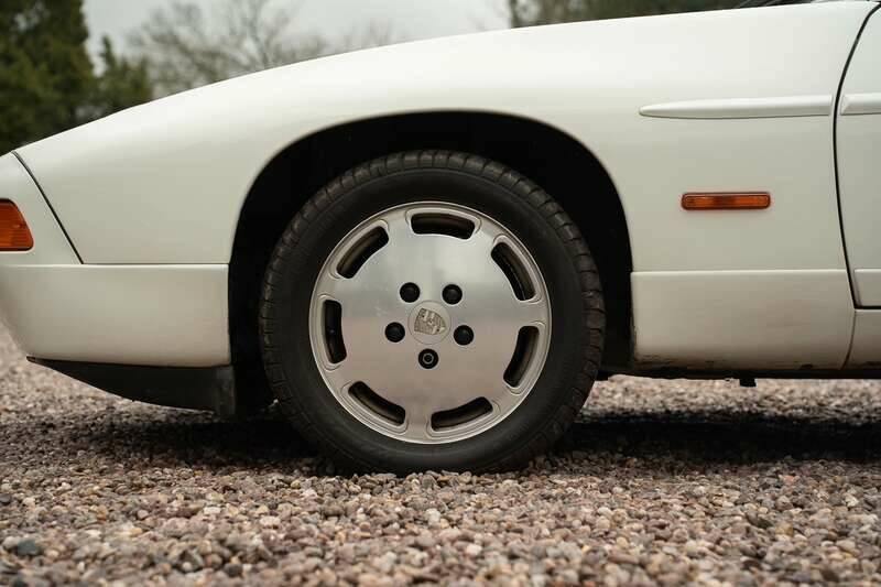 Image 46/49 of Porsche 928 S4 (1990)