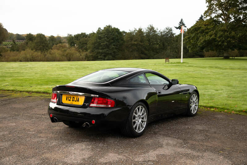 Immagine 4/50 di Aston Martin V12 Vanquish S (2005)