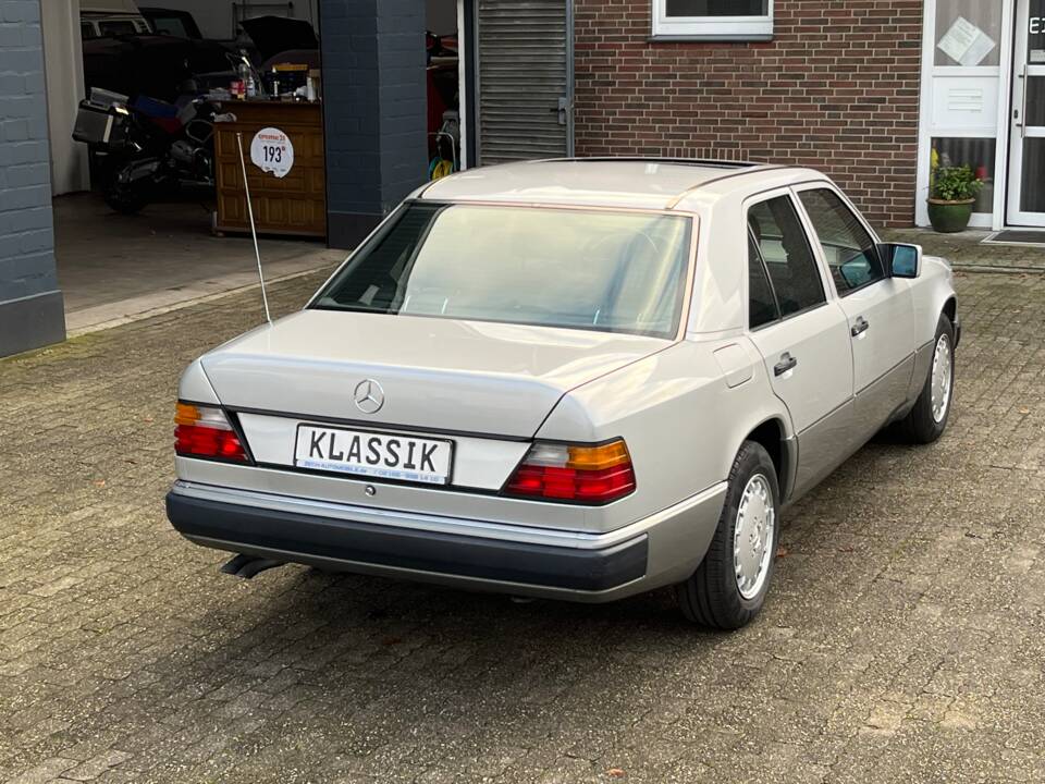 Image 18/24 de Mercedes-Benz 260 E (1990)