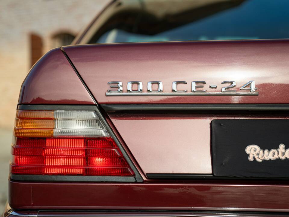 Image 22/50 of Mercedes-Benz 300 CE-24 (1991)