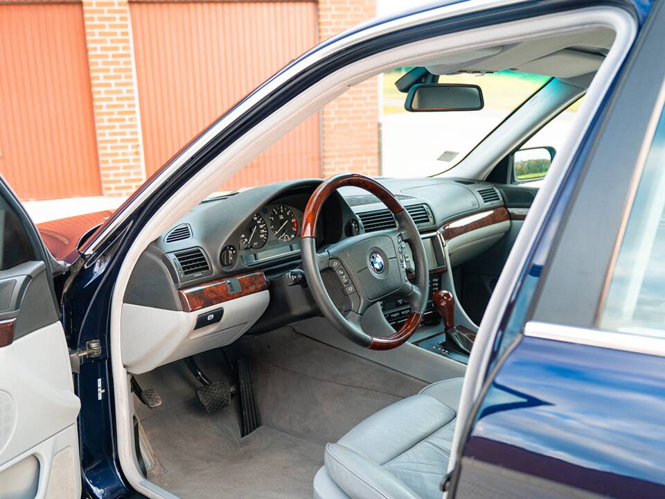 Image 22/55 of BMW 740i (1997)