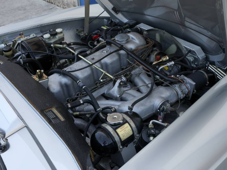 Image 66/70 of Mercedes-Benz 280 SL (1967)