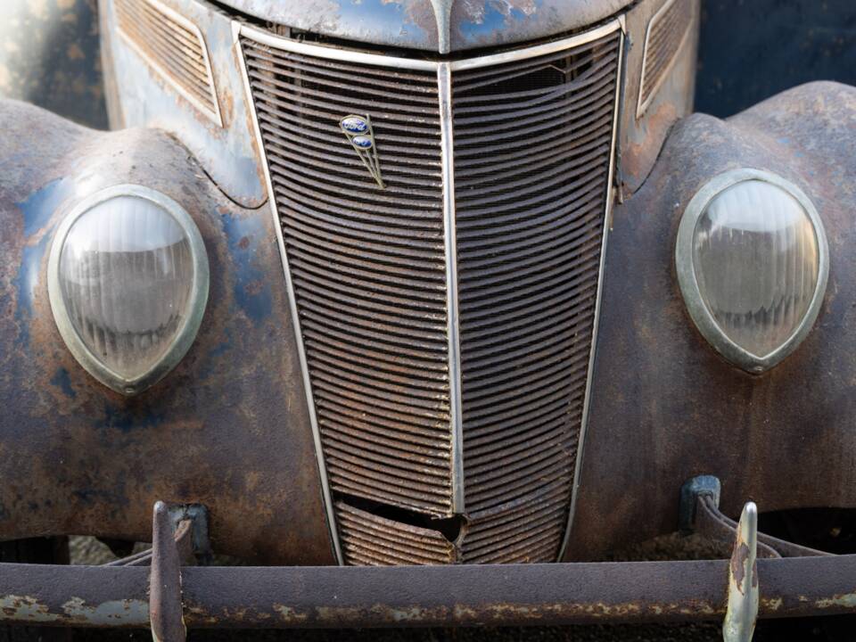 Image 46/134 of Ford V8 (1937)