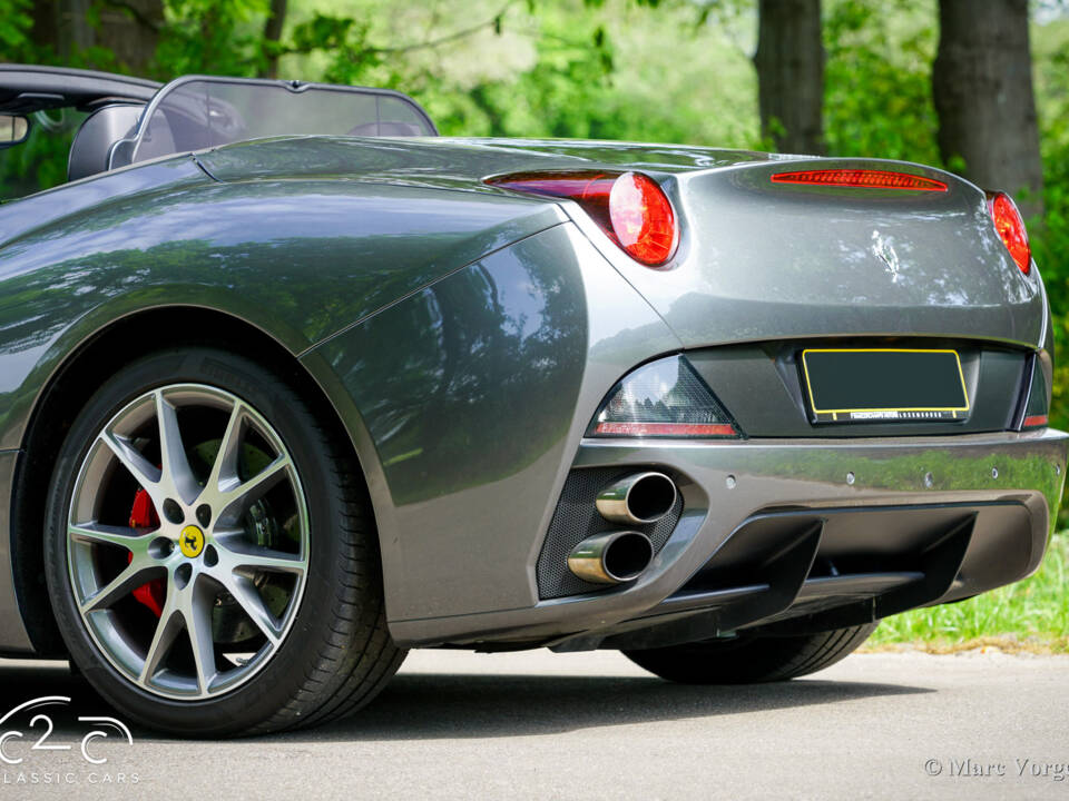 Image 64/85 de Ferrari California (2010)