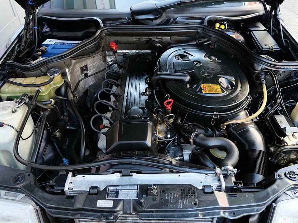 Image 45/63 of Mercedes-Benz 300 CE (1991)