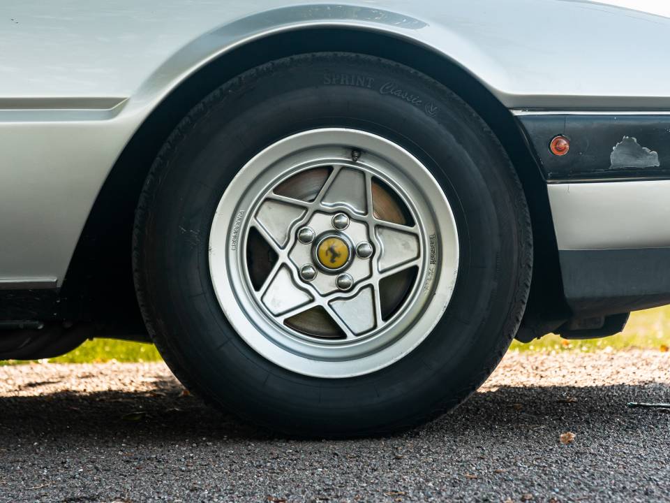 Image 17/32 of Ferrari 400 GT (1977)