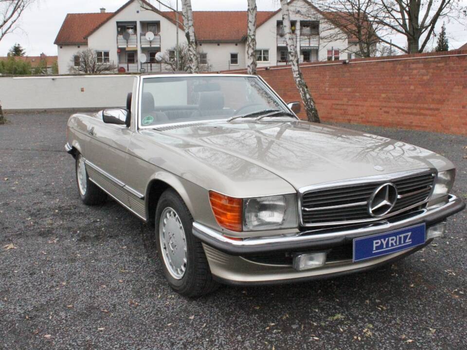 Image 1/29 of Mercedes-Benz 500 SL (1986)
