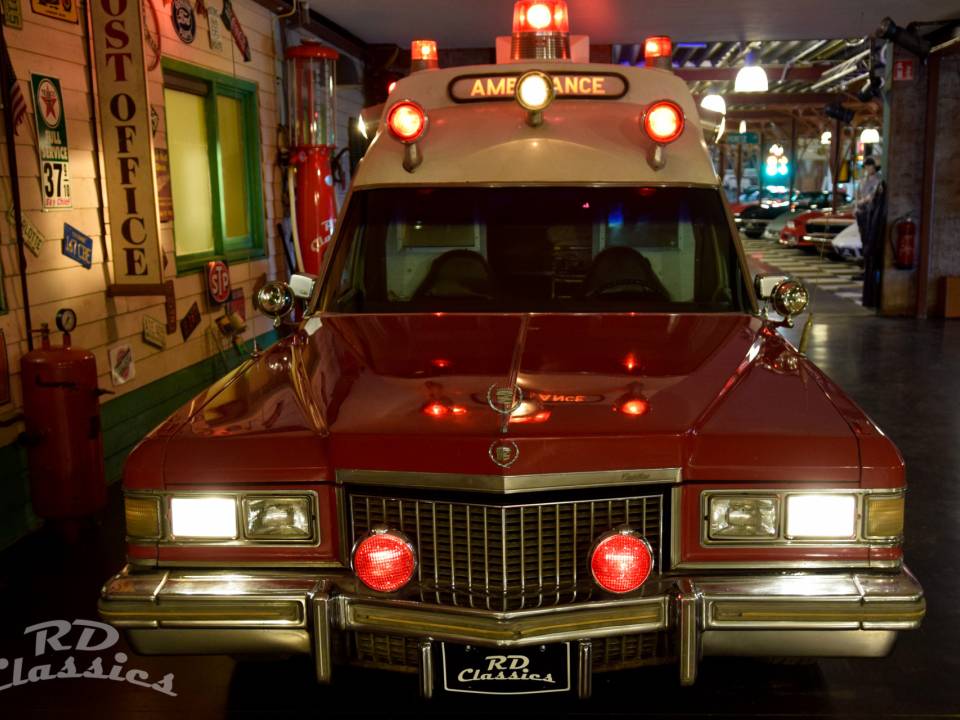 Image 48/50 of Cadillac Fleetwood 60 Ambulance (1975)