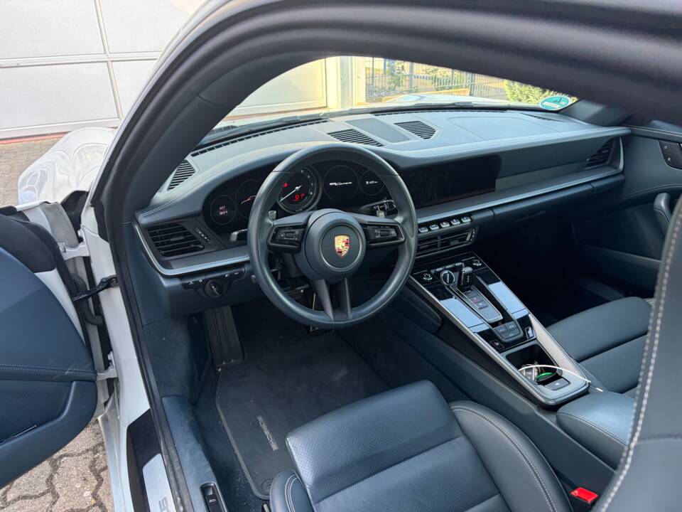Image 11/12 of Porsche 911 Carrera (2023)