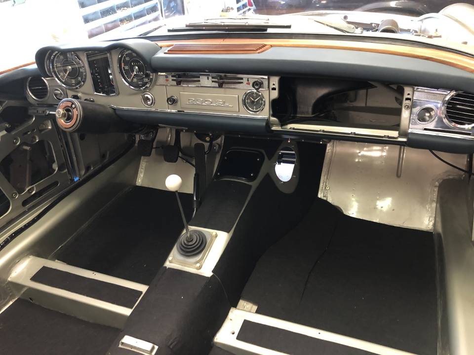 Image 19/29 of Mercedes-Benz 230 SL (1965)