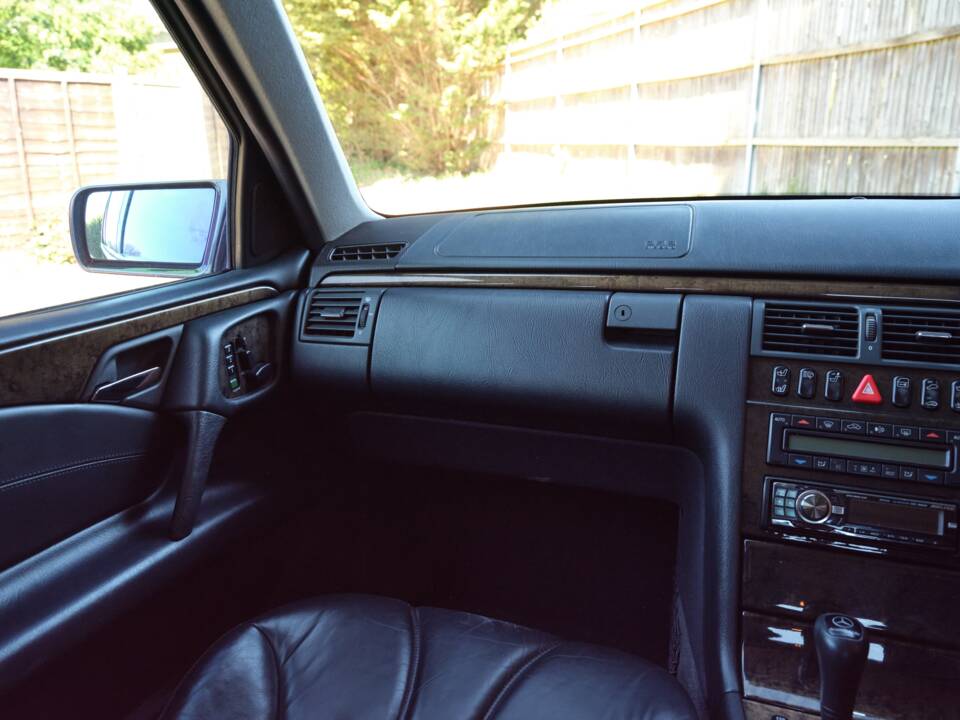 Immagine 46/50 di Mercedes-Benz E 55 AMG (1999)