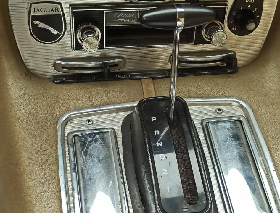 Image 8/9 of Jaguar XJ 6 2.8 (1970)