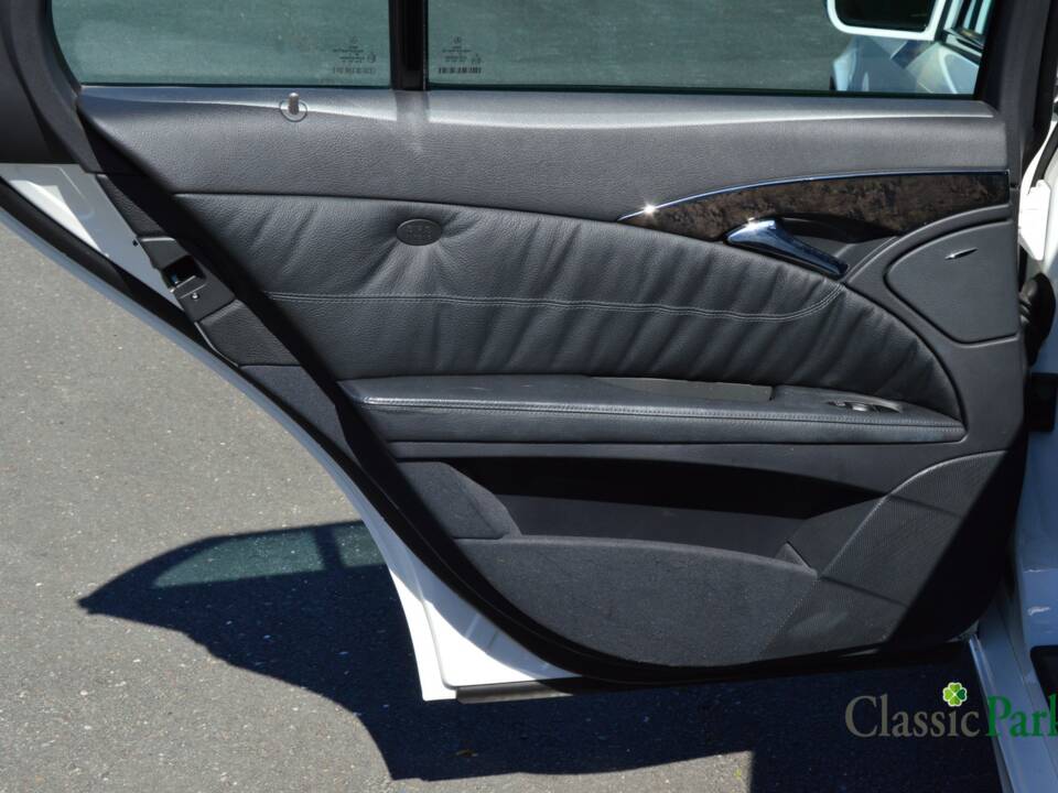 Image 21/50 of Mercedes-Benz E 500 T (2004)