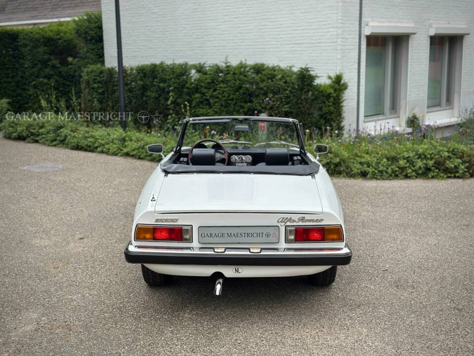 Image 24/95 of Alfa Romeo 2000 Spider Veloce (1980)