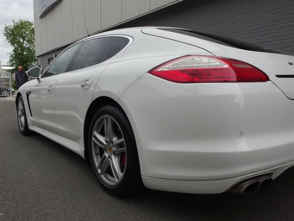 Image 32/98 of Porsche Panamera S (2010)