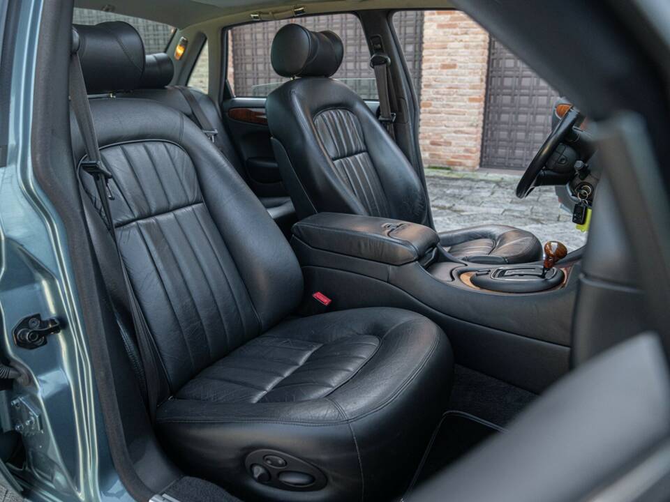 Bild 32/50 von Jaguar XJ 8 Executive (1997)