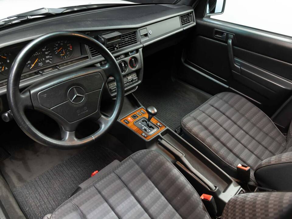Image 14/78 de Mercedes-Benz 190 E 1.8 (1992)