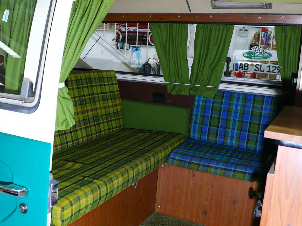 Bild 21/38 von Volkswagen T2b Camper (1974)