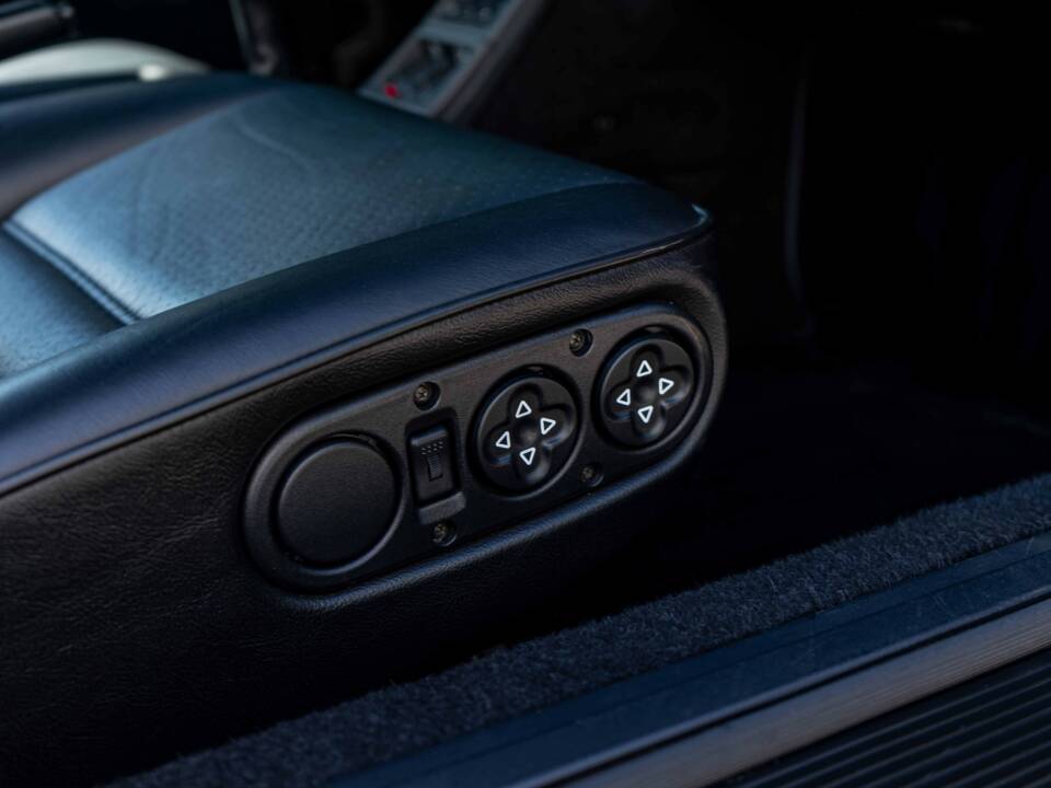 Image 32/46 of Porsche 911 Carrera 4 (1992)