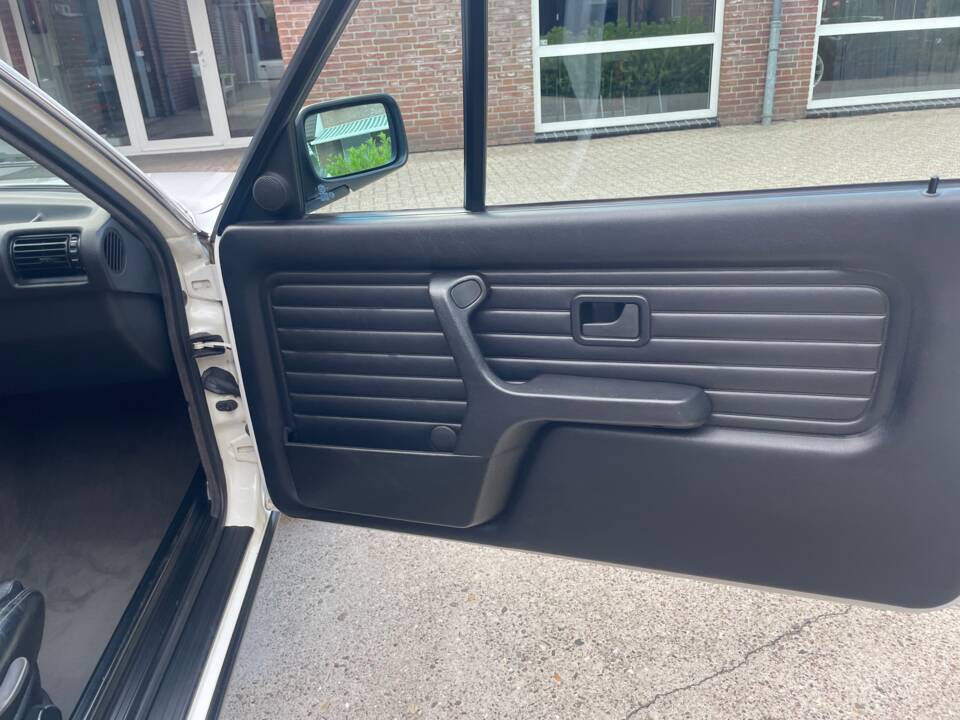 Bild 8/20 von BMW 325i (1989)