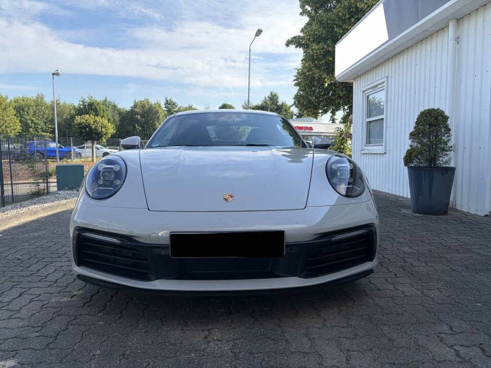 Image 6/12 of Porsche 911 Carrera (2023)