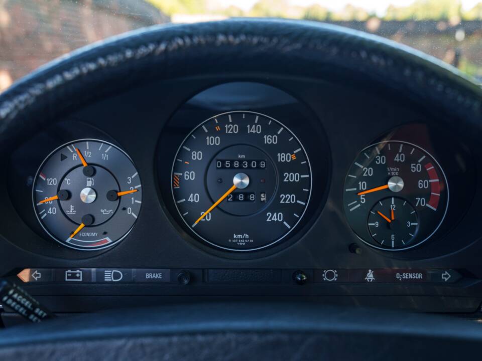Image 15/26 of Mercedes-Benz 380 SLC (1981)