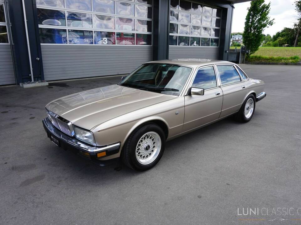 Image 1/61 de Jaguar Sovereign 3.6 (1987)