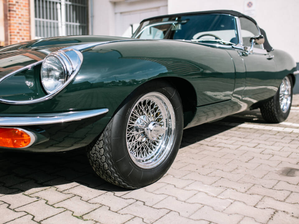 Image 13/63 de Jaguar E-Type (1969)