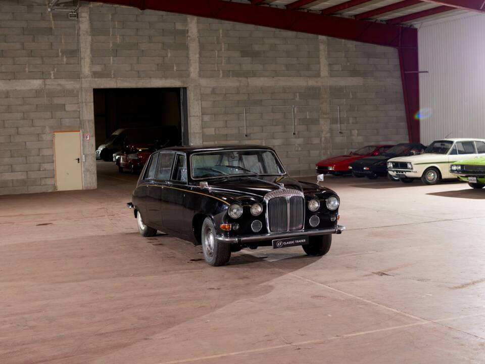 Image 27/70 of Daimler DS 420 (1976)