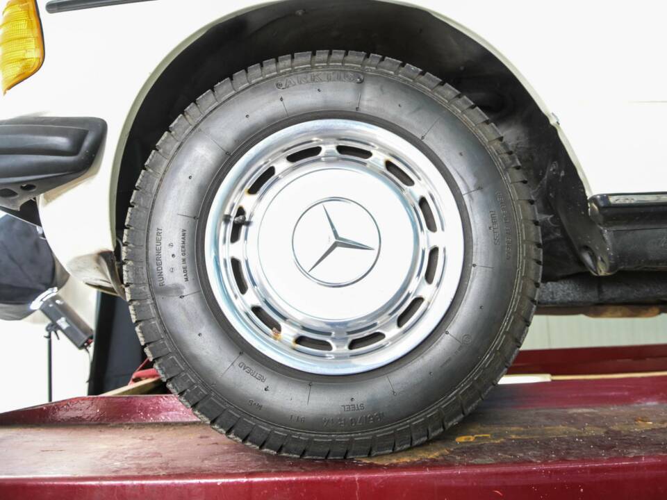 Image 46/50 of Mercedes-Benz 230 TE (1984)