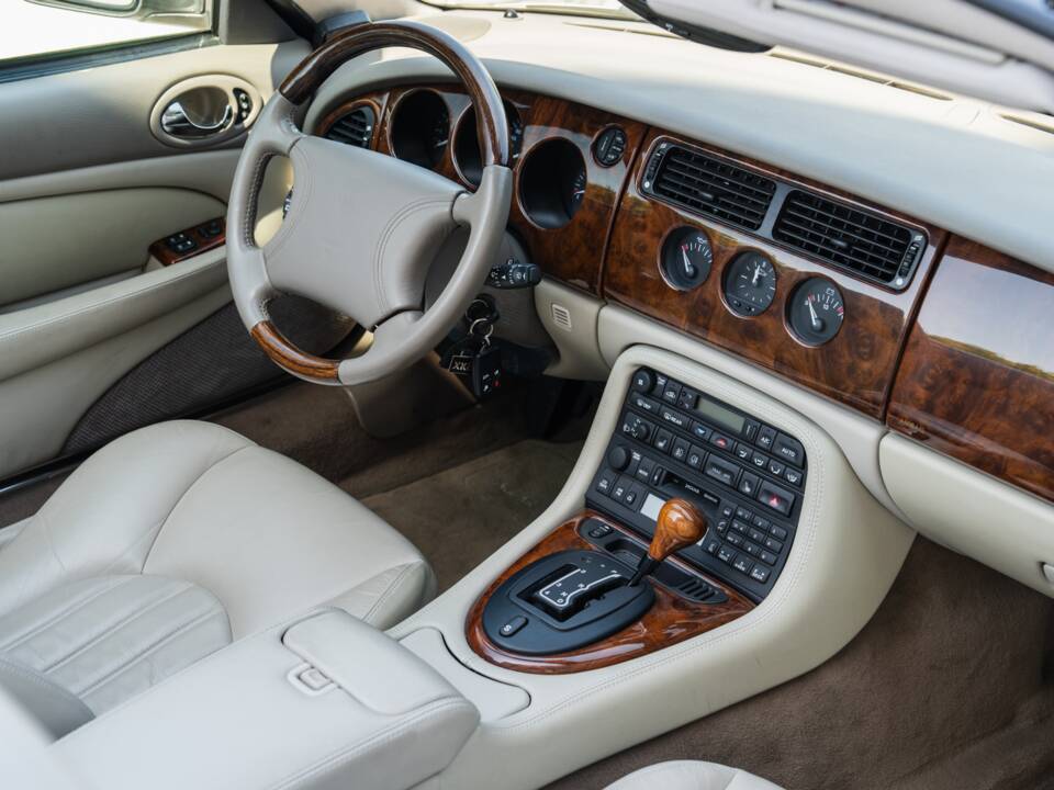 Image 47/91 de Jaguar XK8 4.0 (2000)