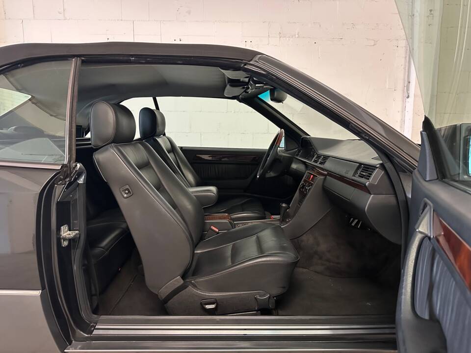 Imagen 7/14 de Mercedes-Benz E 220 (1993)