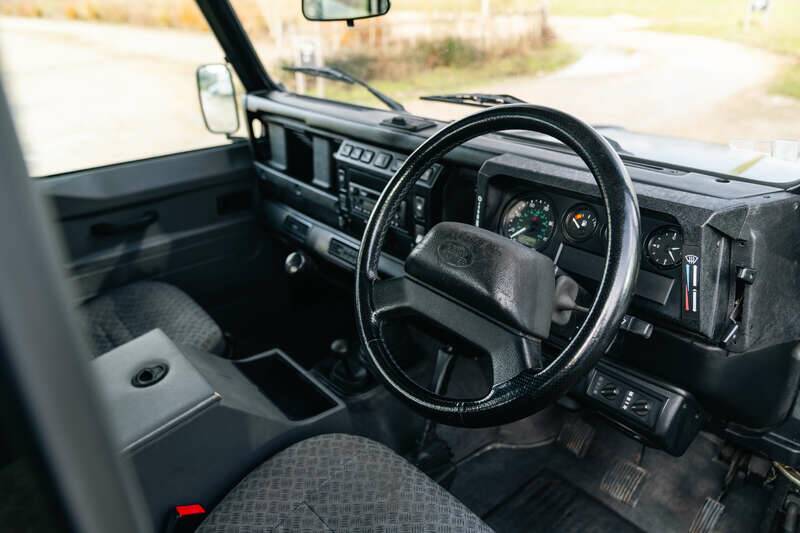 Immagine 2/50 di Land Rover Defender 90 Td5 (2002)