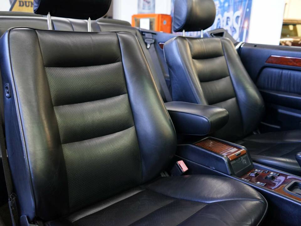 Immagine 17/30 di Mercedes-Benz 320 CE (1993)