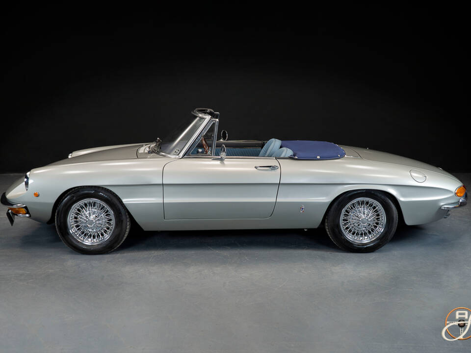 Image 2/22 of Alfa Romeo 1300 Spider Junior (1968)