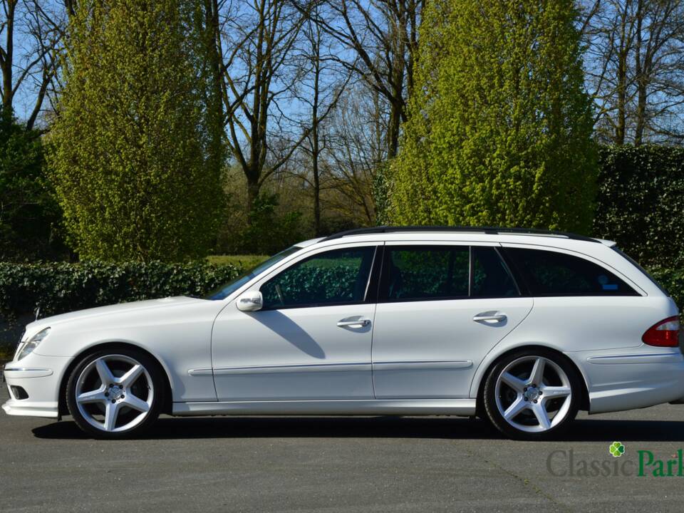 Image 2/50 of Mercedes-Benz E 500 T (2004)