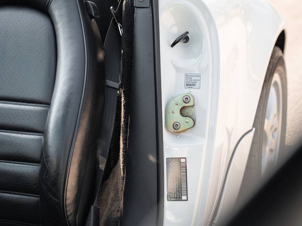 Image 28/48 of Porsche 911 Carrera 4 (1992)