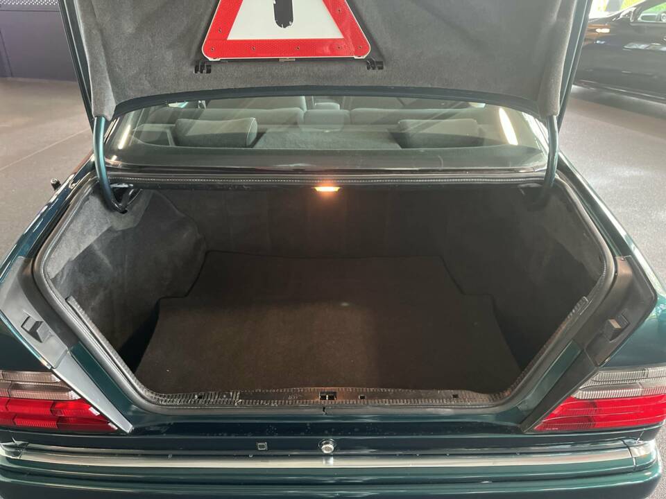 Bild 18/21 von Mercedes-Benz E 200 (1996)