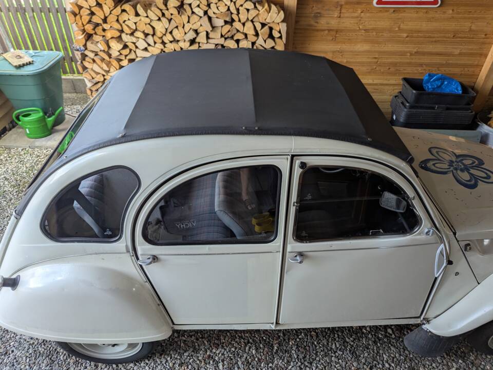 Image 12/28 de Citroën 2 CV 6 Club (1986)