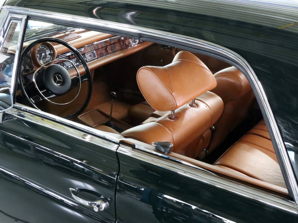 Image 10/99 of Mercedes-Benz 280 SE 3,5 (1971)