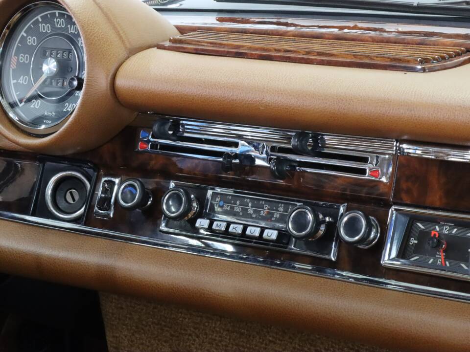 Image 18/99 of Mercedes-Benz 280 SE 3,5 (1971)