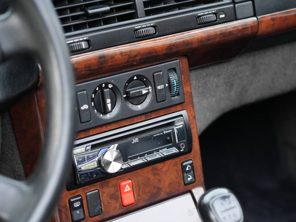 Image 49/95 of Mercedes-Benz 300 SL (1993)