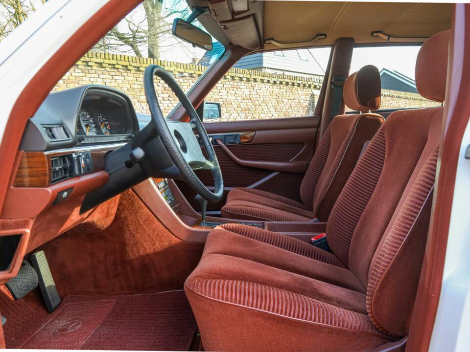 Image 42/50 de Mercedes-Benz 280 S (1988)